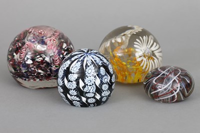 Lot 1137 - 4 Glas Paperweights