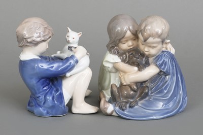 Lot 925 - 2 ROYAL COPENHAGEN Porzellanfiguren "Mädchen mit Katze" und "Zwei Kinder mit Dackel"