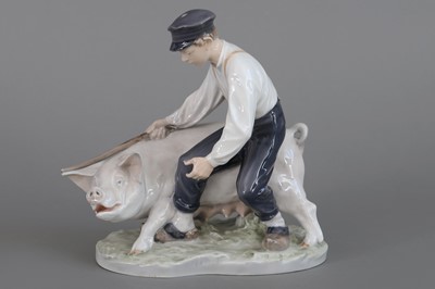 Lot 914 - ROYAL COPENHAGEN Porzellanfigur "Hirte mit Schwein"