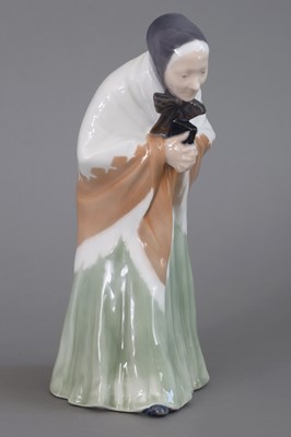 Lot 919 - ROYAL COPENHAGEN Porzellanfigur "Kirchengängerin"