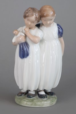 Lot 936 - ROYAL COPENHAGEN Porzellanfigur "Zwei Mädchen mit Puppe"