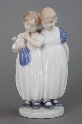 Lot 937 - ROYAL COPENHAGEN Porzellanfigur "Zwei Mädchen mit Puppe"