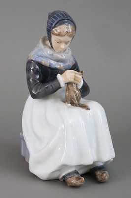 Lot 929 - ROYAL COPENHAGEN Porzellanfigur "Nähendes Amager-Mädchen"