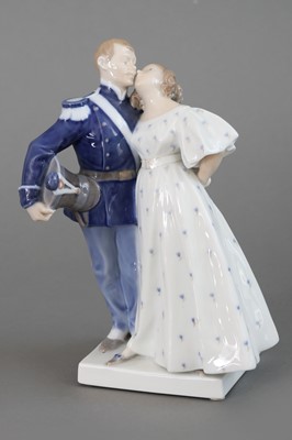 Lot 908 - ROYAL COPENHAGEN Porzellanfigur "Der Soldat und die Prinzessin"