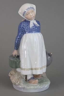 Lot 920 - ROYAL COPENHAGEN Porzellanfigur "Landmädchen bringt das Mittagessen"