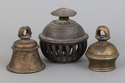 Lot 184 - 3 asiatische Bronzeglocken des 19. Jahrhunderts