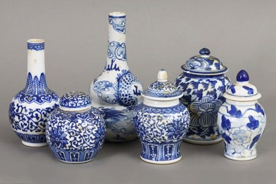 Lot 4 - 6 chinesische Porzellan (Deckel-)Vasen mit Blaumalerei