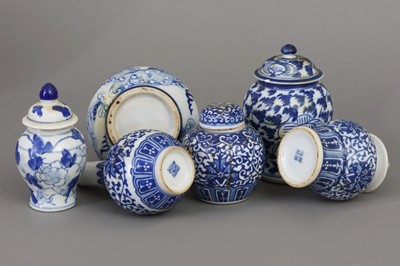 Lot 4 - 6 chinesische Porzellan (Deckel-)Vasen mit Blaumalerei