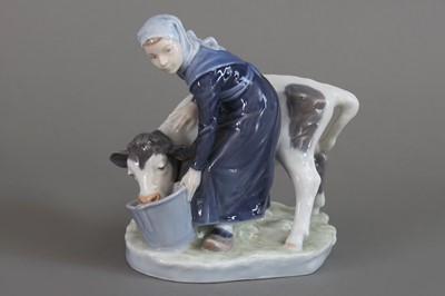 Lot 931 - ROYAL COPENHAGEN Porzellanfigur "Mädchen mit Kalb"