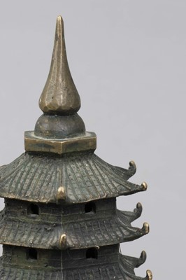 Lot 134 - Chinesische Bronze Pagode als Weihrauchbrenner