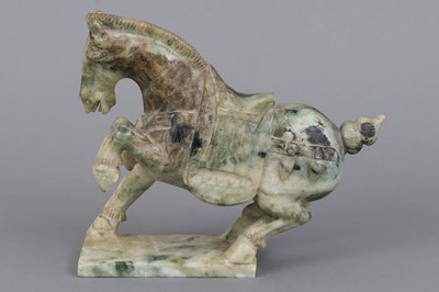 Lot 106 - Chinesische Specksteinfigur "Pferd im Tang-Stil"