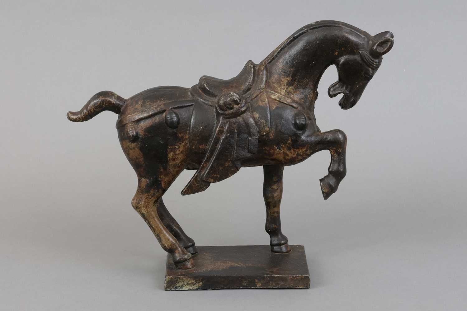 Lot 125 - Chinesische Eisengussfigur "Pferd im Tang-Stil"