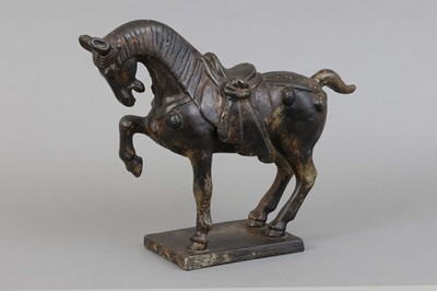 Lot 125 - Chinesische Eisengussfigur "Pferd im Tang-Stil"