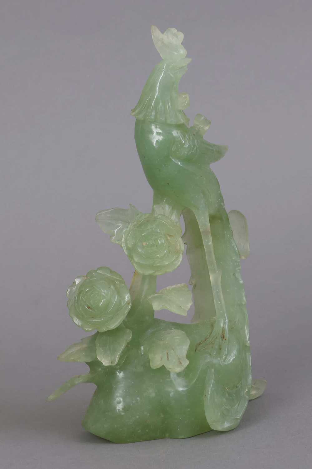 Lot 114 - Chinesische Jade-Schnitzerei "Phönix mit Päonien"