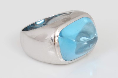 Moderner Ring mit Blautopas