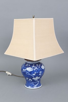 Tischlampe mit Fuß in Form eines chinesischen Vorrats-/Deckelgefäßes