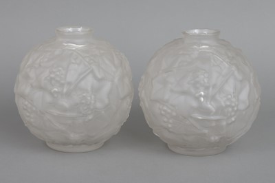 Paar französische Pressglas Vasen