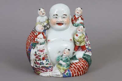 Lot 66 - Chinesische Porzellanfigur "Happy Buddha mit Kindern"