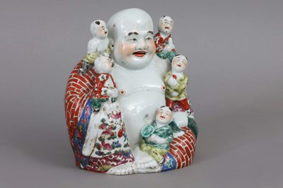 Lot 89 - Chinesische Porzellanfigur "Happy Buddha mit Kindern"