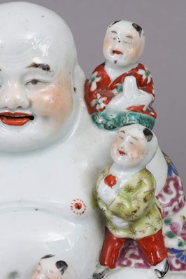 Lot 66 - Chinesische Porzellanfigur "Happy Buddha mit Kindern"