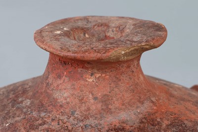 Indigenes, wohl präkolumbisches Flaschengefäß mit "Fratzen"- Dekor