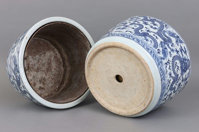 Lot 1 - Paar chinesische Porzellan-Cachepots