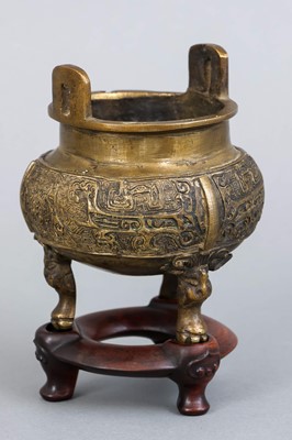 Lot 135 - Chinesisches Bronze Räuchergefäß "Ding"