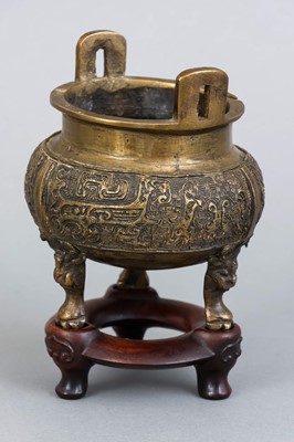 Lot 94 - Chinesisches Bronze Räuchergefäß "Ding"