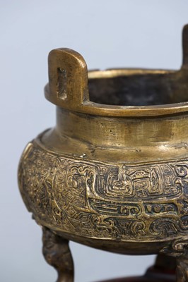 Lot 94 - Chinesisches Bronze Räuchergefäß "Ding"