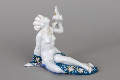 Lot 912 - HUTSCHENREUTHER Porzellanfigur "Weiblicher Akt mit Kakadu"