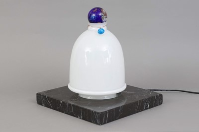 Tischlampe mit Milchglaskuppel