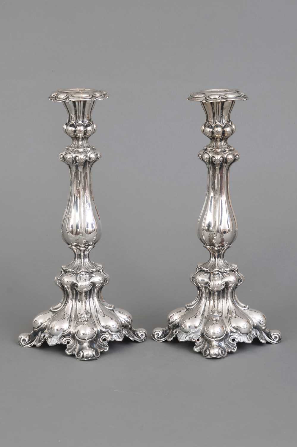 HUGO BÖHM Paar Silber Kerzenleuchter im Stile des Biedermeier