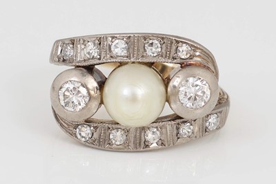 Lot 725 - Ring mit Perle und Diamanten, um 1930