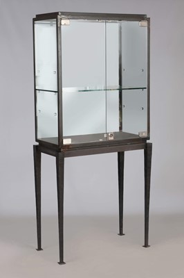 Lot 355 - Moderne Schau-Vitrine