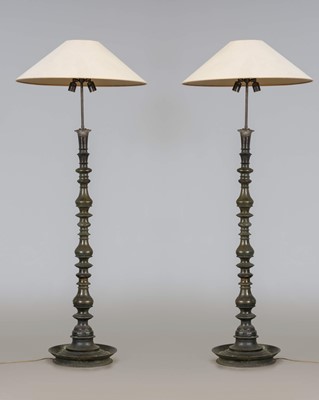 Lot 469 - Paar große Bronze Altarleuchter des 17./18. Jahrhunderts als Lampen