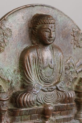 Lot 71 - Chinesische Bronzeplakette mit Buddharelief