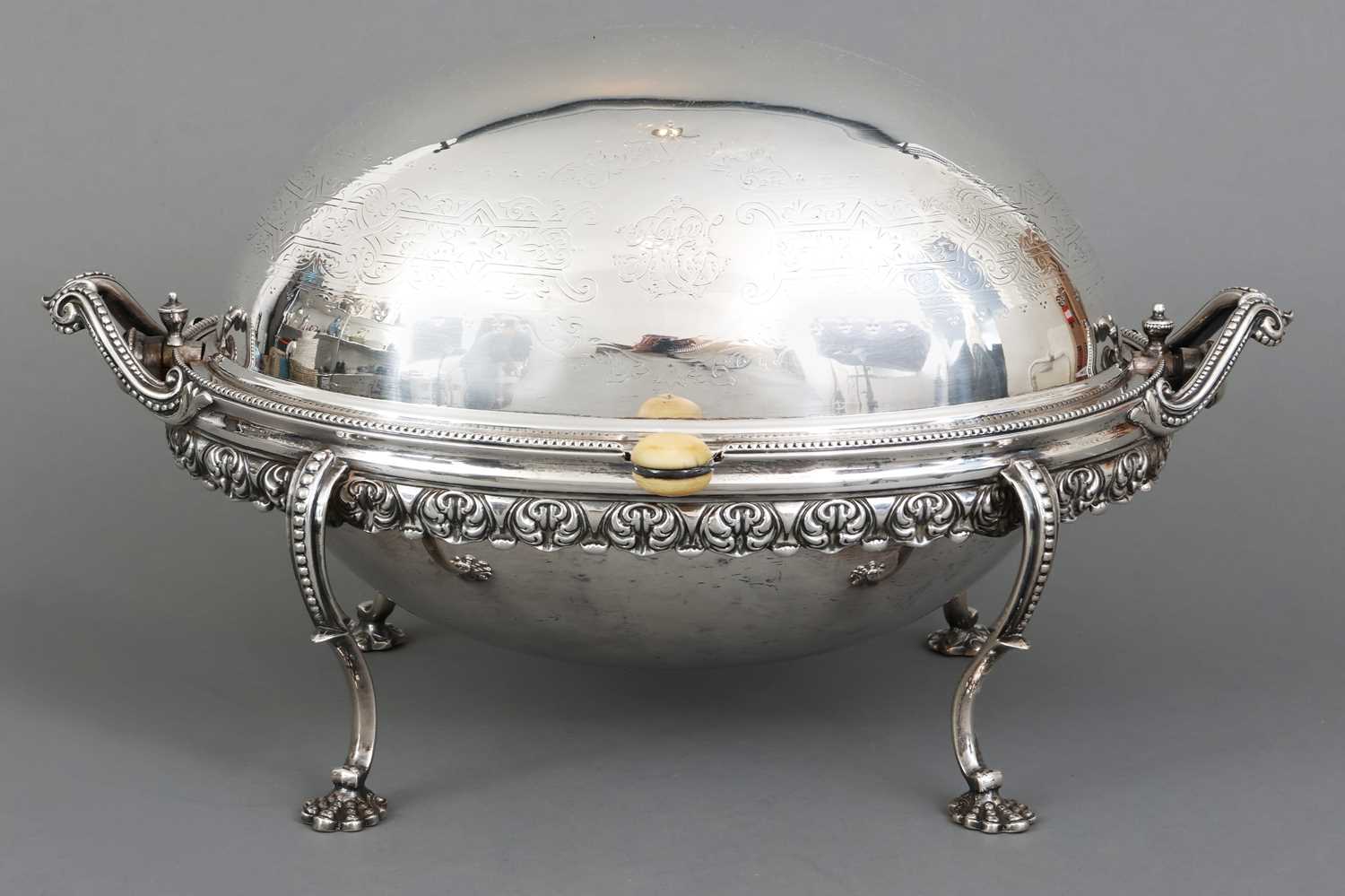 Lot 743 - MARTIN HALL & CO. Versilberte Warmhalteschale
