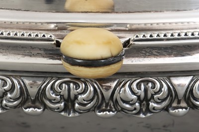 Lot 743 - MARTIN HALL & CO. Versilberte Warmhalteschale