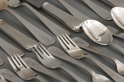 Lot 600 - JOSEF ARNOLD (Hamburg) Silber Menübesteck mit Vorlegeteilen