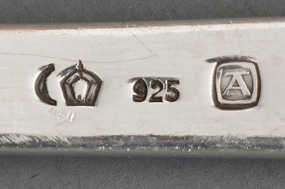 Lot 600 - JOSEF ARNOLD (Hamburg) Silber Menübesteck mit Vorlegeteilen