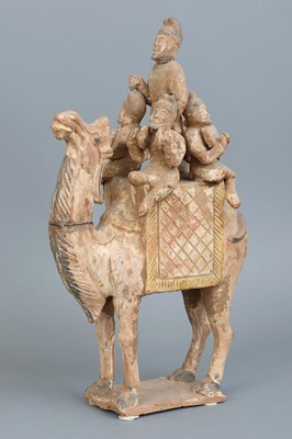 Lot 100 - Chinesische Terrakottafigur "Kamel mit Musikanten" im Stil der Tang Dynastie