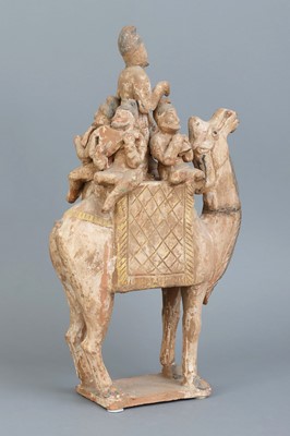 Lot 100 - Chinesische Terrakottafigur "Kamel mit Musikanten" im Stil der Tang Dynastie