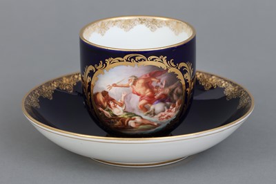 Lot 966 - MEISSEN Kaffeetasse mit Untertasse mit mythologischer Szene nach Boucher