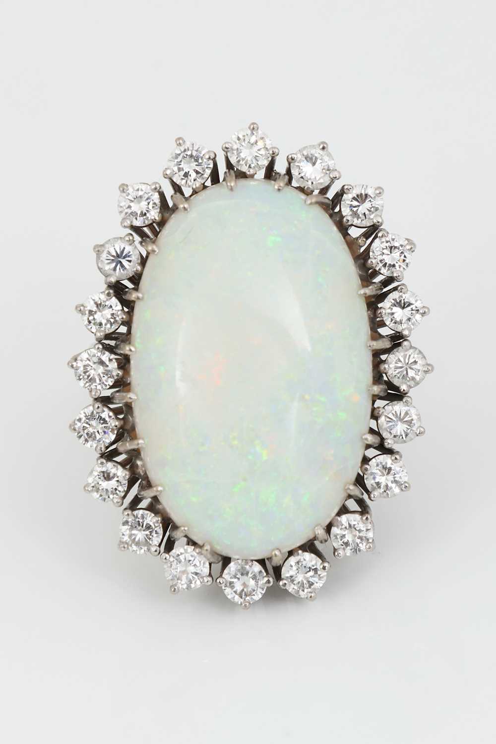 Lot 886 - Cocktail Ring mit großem Milch Opal