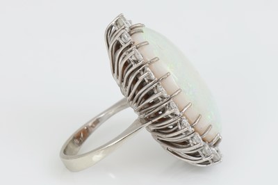Lot 886 - Cocktail Ring mit großem Milch Opal
