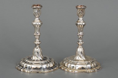 Lot 711 - Wohl GEBRÜDER DEYHLE (Schwäbisch Gmünd) Paar Silber Kerzenleuchter in Barockform