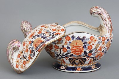 Englische Keramik-Deckelterrine im asiatischen Stil