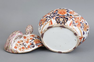 Englische Keramik-Deckelterrine im asiatischen Stil