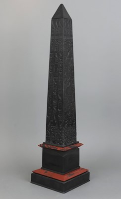 Großer dekorativer Obelisk im Stile der ägyptischen Antike