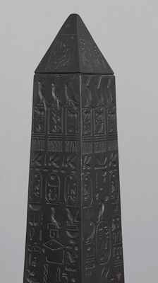 Großer dekorativer Obelisk im Stile der ägyptischen Antike